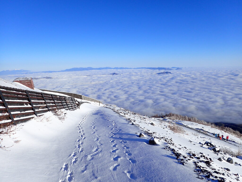 冬の富士山登山の時にオリンパスの防水デジタルカメラタフで撮影した雪の登山道と雲海