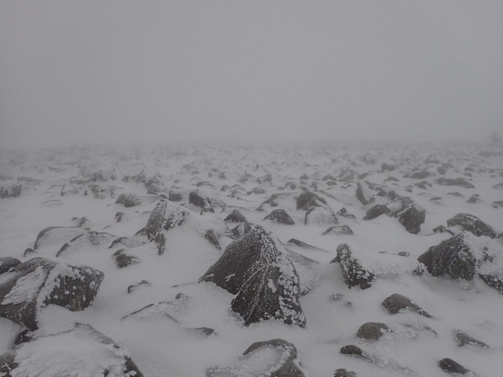 冬の蓼科山登山の時にオリンパスの防水デジタルカメラタフで撮影した展望の無い山頂