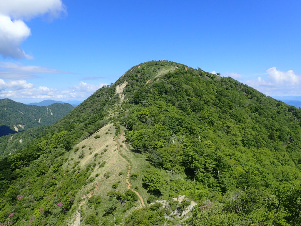 日本百名山の丹沢山登山をした時に撮影した稜線