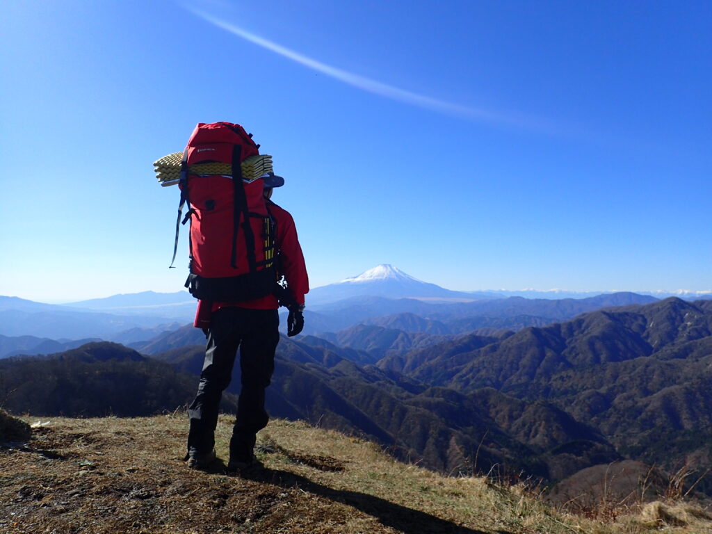 日本百名山の塔ノ岳登山をした時に撮影した富士山と後ろ姿