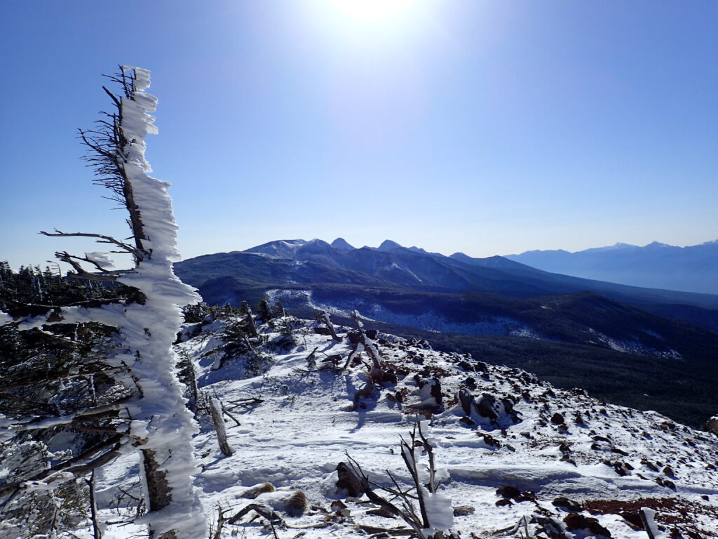 冬の八ヶ岳を登山した時に撮影したエビのしっぽの向こうの南八ヶ岳