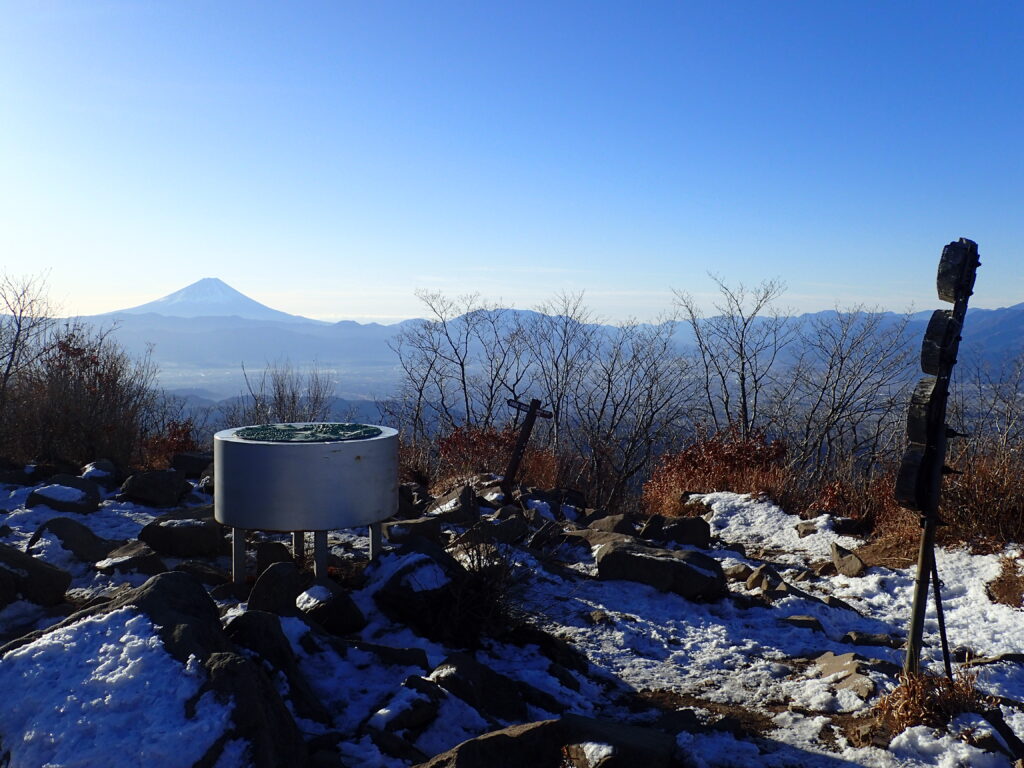 茅ヶ岳登山をした時に撮影した茅ヶ岳山頂の景色