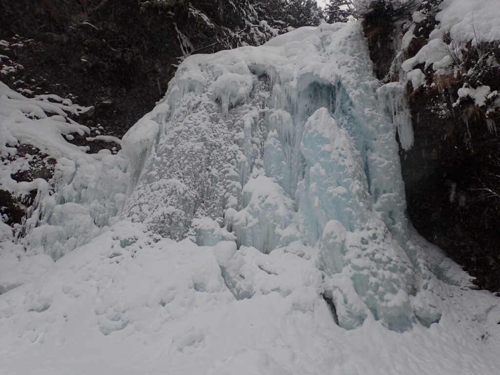 乗鞍岳登山をした時に撮影した凍り付いた善五郎の滝