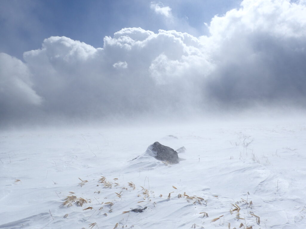 日本百名山の霧ヶ峰登山をした時に撮影した雪煙