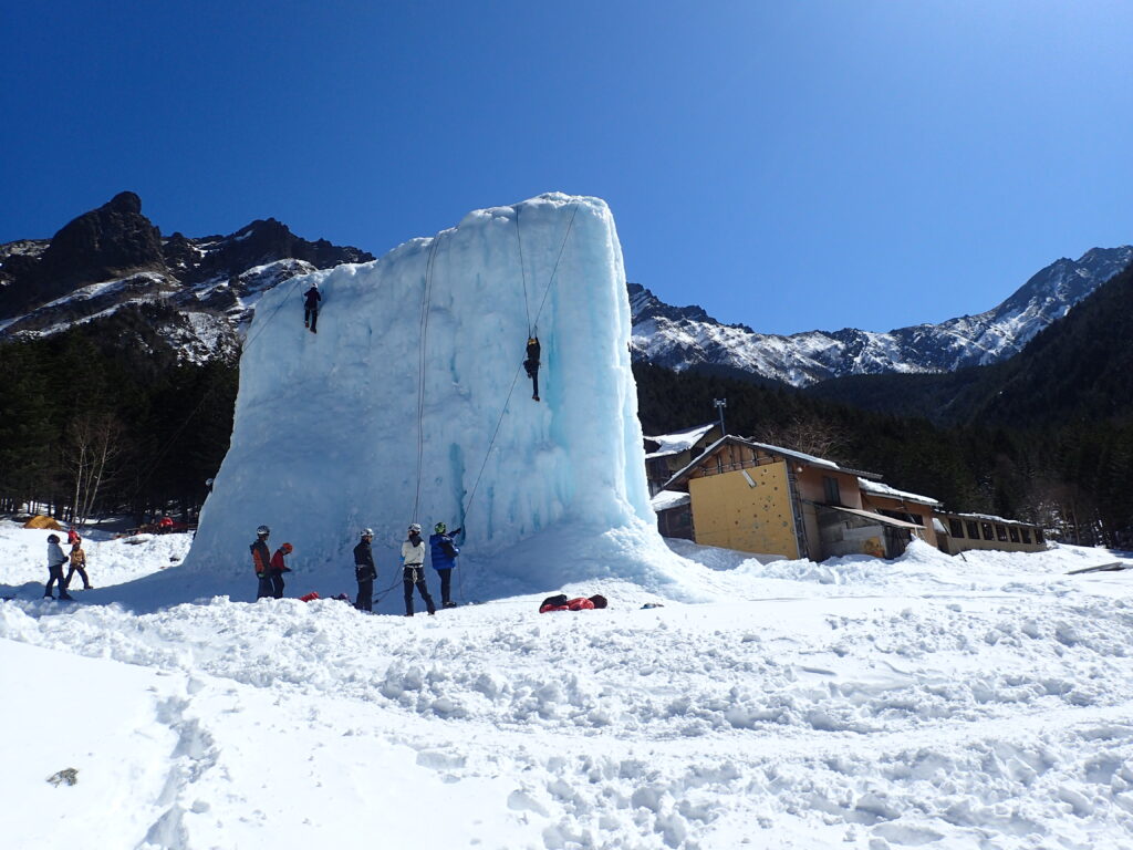 冬の八ヶ岳登山をした時に撮影した赤岳鉱泉のアイスキャンディー