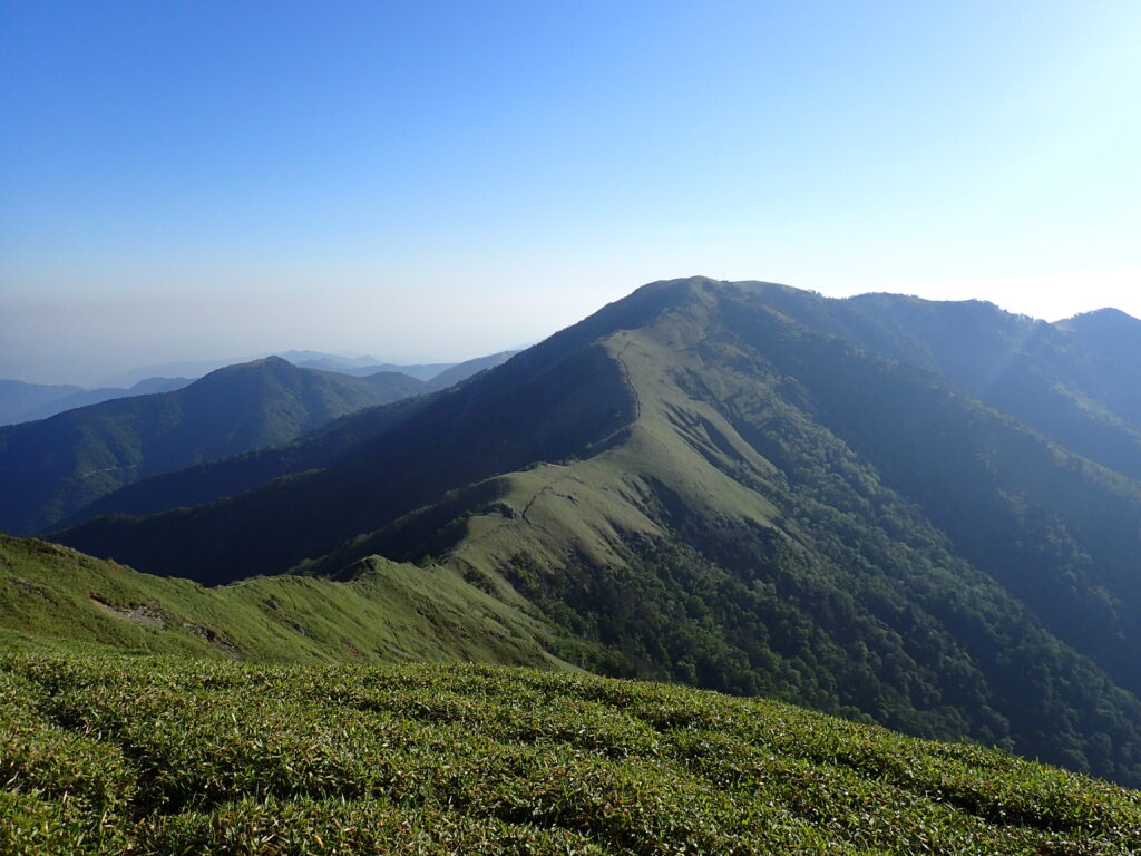 日本百名山の剣山登山をした時に撮影した山頂から見おろしたジロウギュウから眺めた剣山