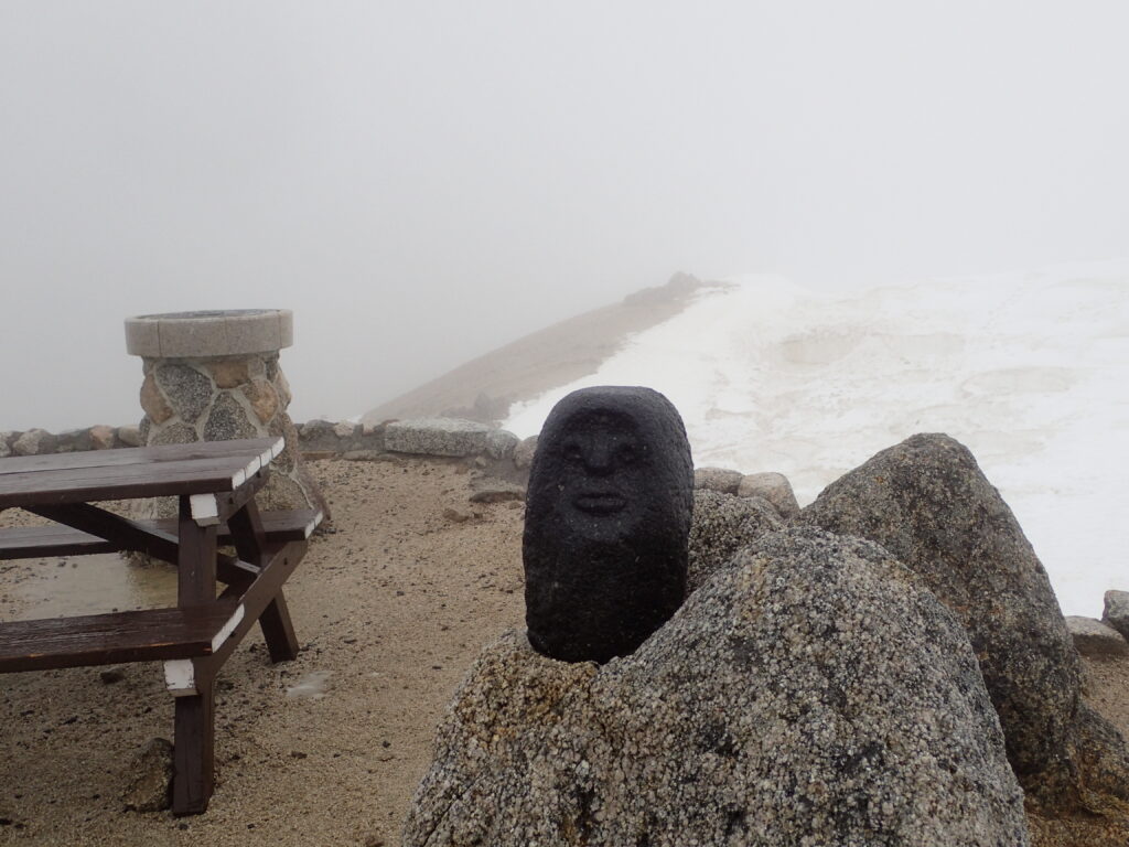 北アルプスの燕岳登山をした時にオリンパスの防水デジタルカメラタフで撮影した燕山荘前の山男の石像
