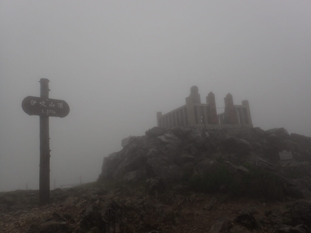 日本百名山の伊吹山登山をした時に撮影した霧に覆われた山頂