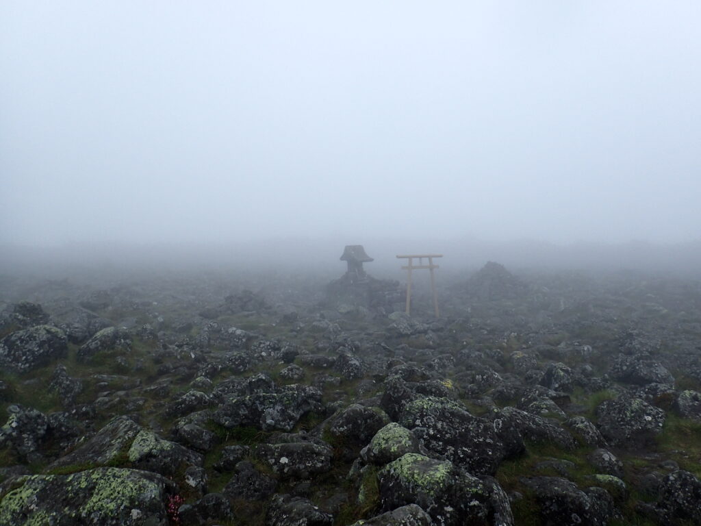 日本百名山の蓼科山登山をした時に撮影したホワイトアウトした山頂