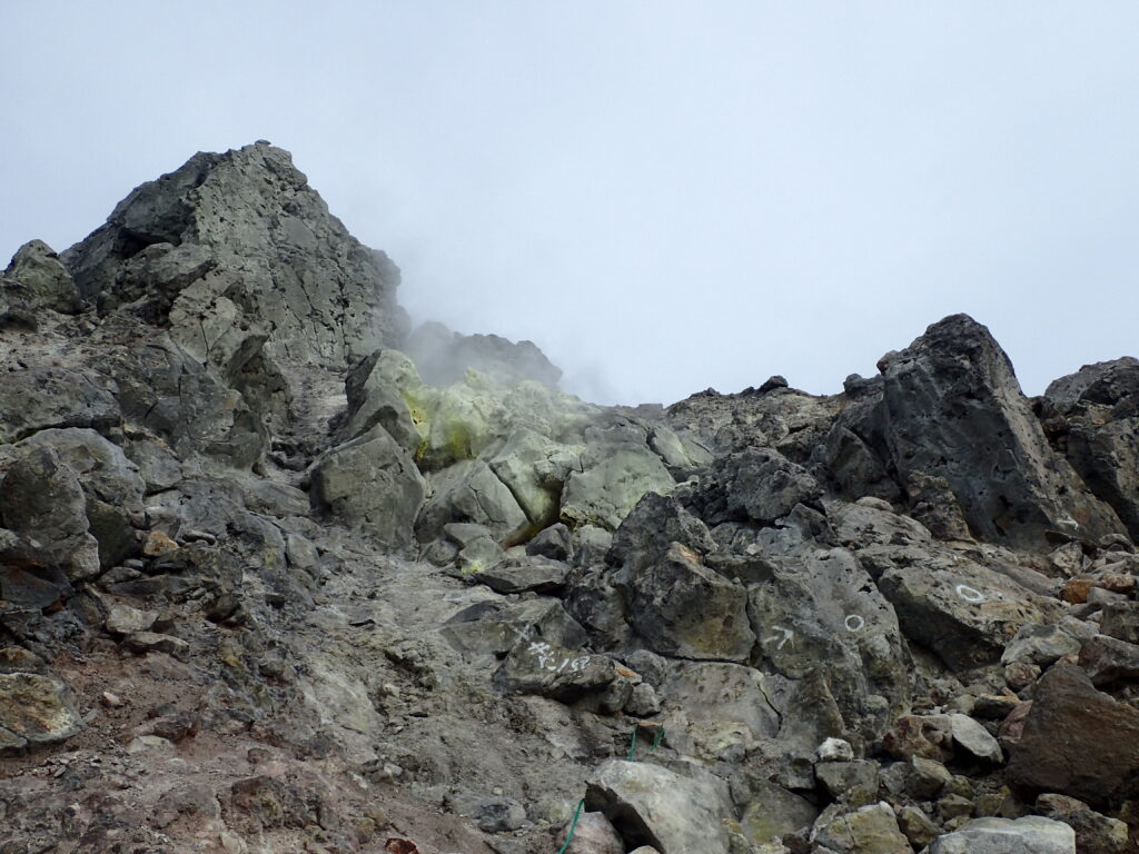 日本百名山の焼岳登山をした時に撮影した噴気孔