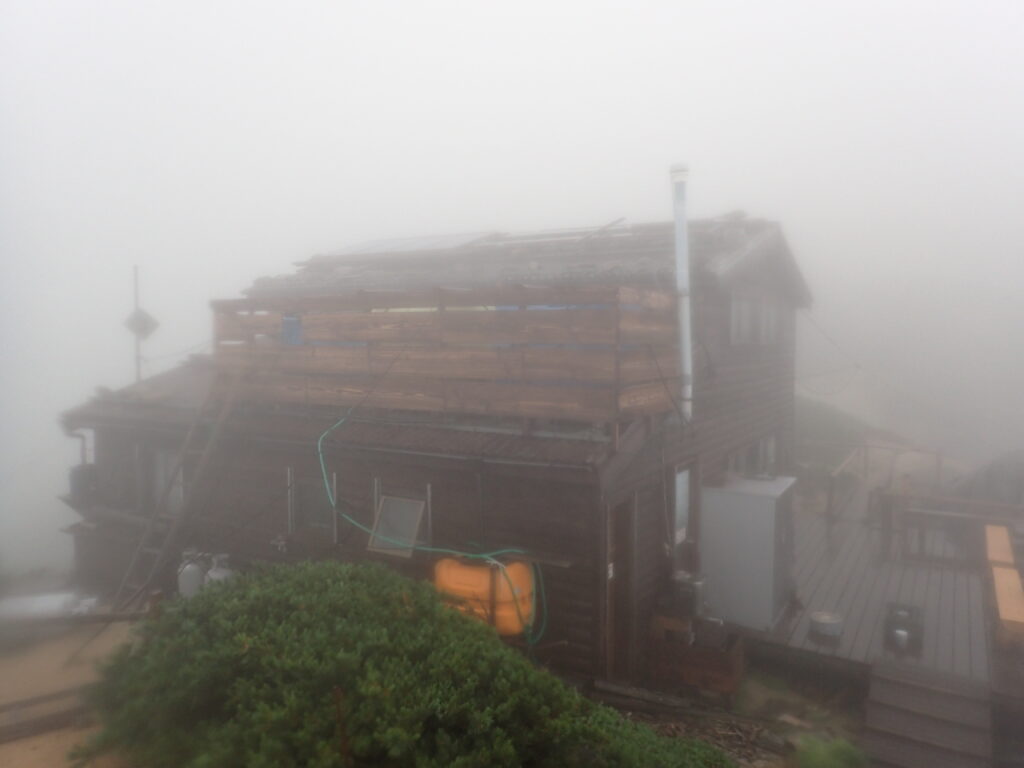 日本百名山の空木岳登山をした時に撮影した風雨にさらされる駒峰ヒュッテ