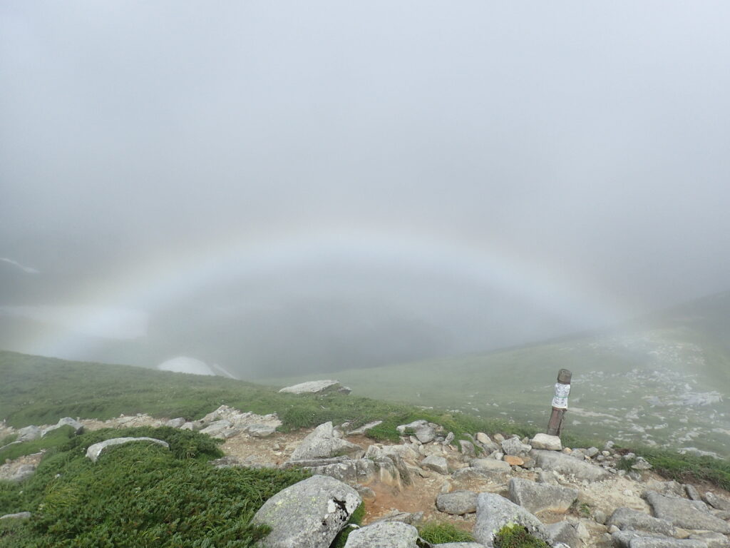 日本百名山の飯豊山登山をした時に撮影した白い虹