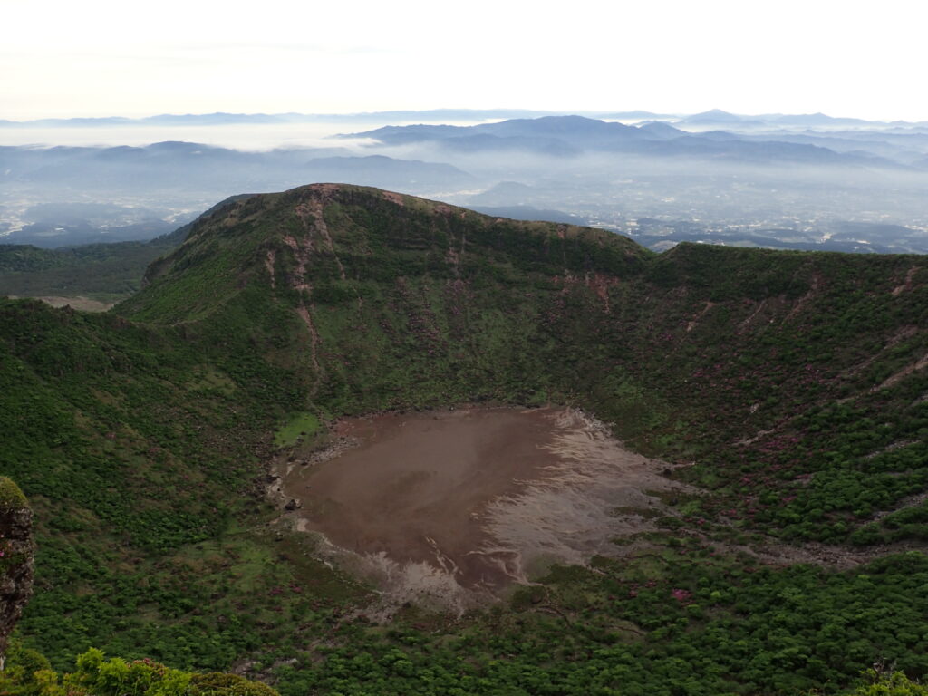日本百名山の霧島山(韓国岳)登山をした時に撮影した山頂から見おろした火口