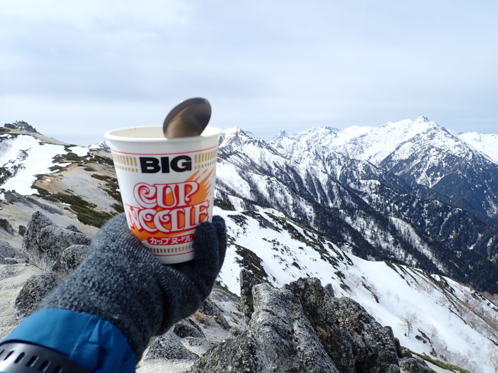 残雪期の北アルプス燕岳登山をした時に槍ヶ岳・穂高岳を眺めながら食べたカップラーメン