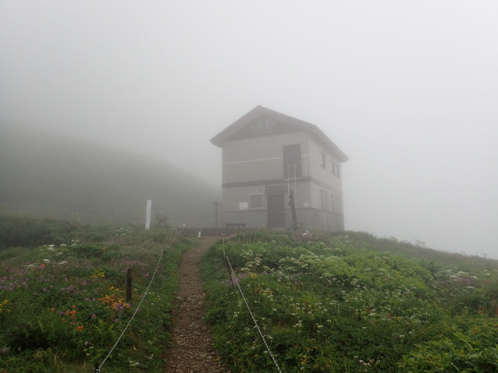 日本百名山の朝日岳登山をした時に撮影した大朝日岳山頂避難小屋