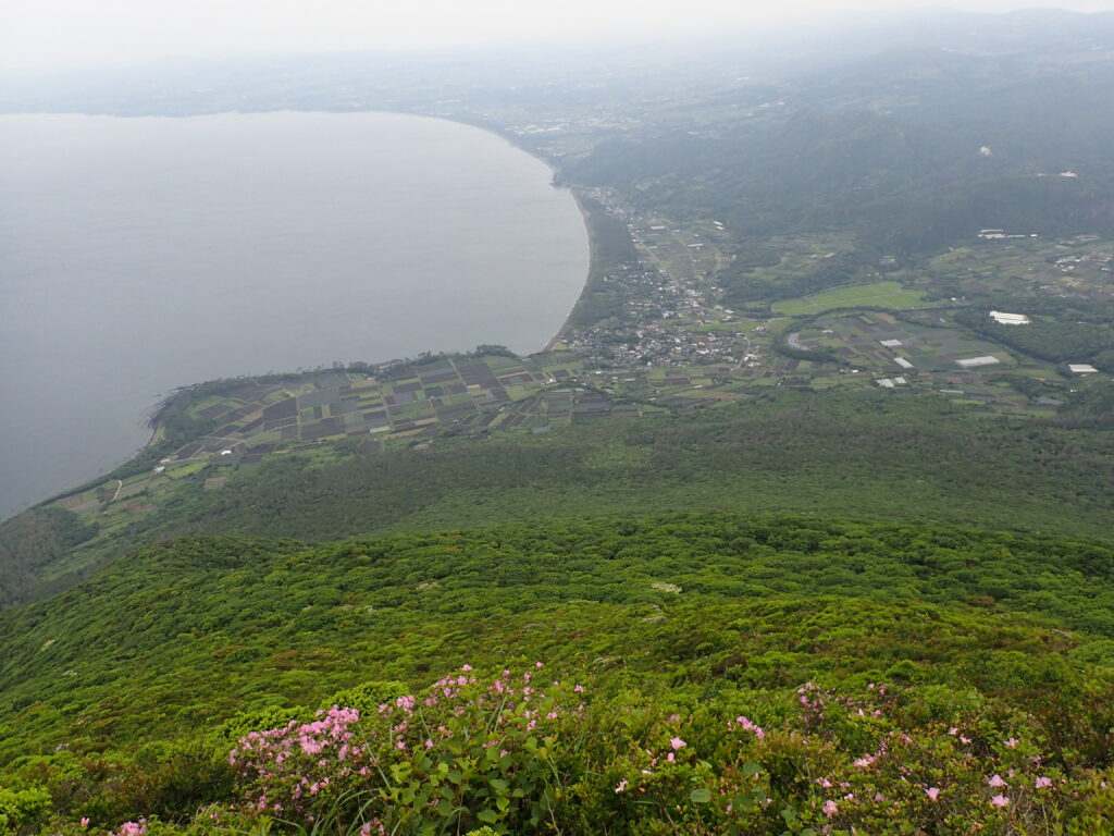 日本百名山の開聞岳登山をした時に撮影した山頂から見おろした海岸