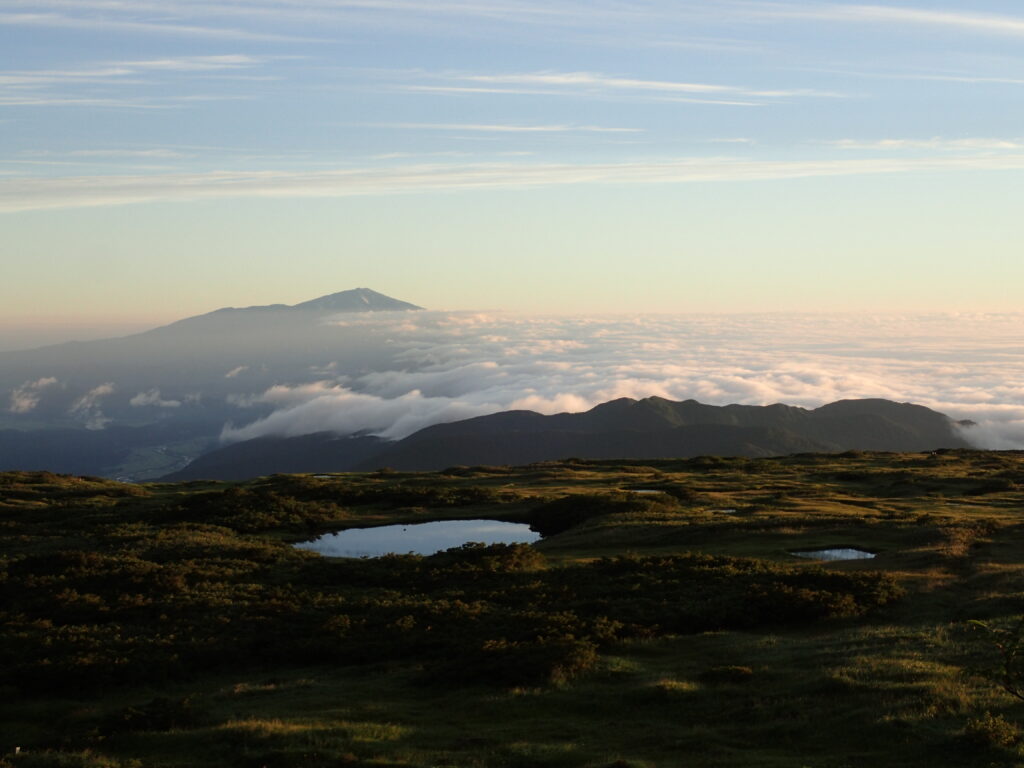 日本百名山の月山登山をした時に撮影した池塘と雲海と鳥海山