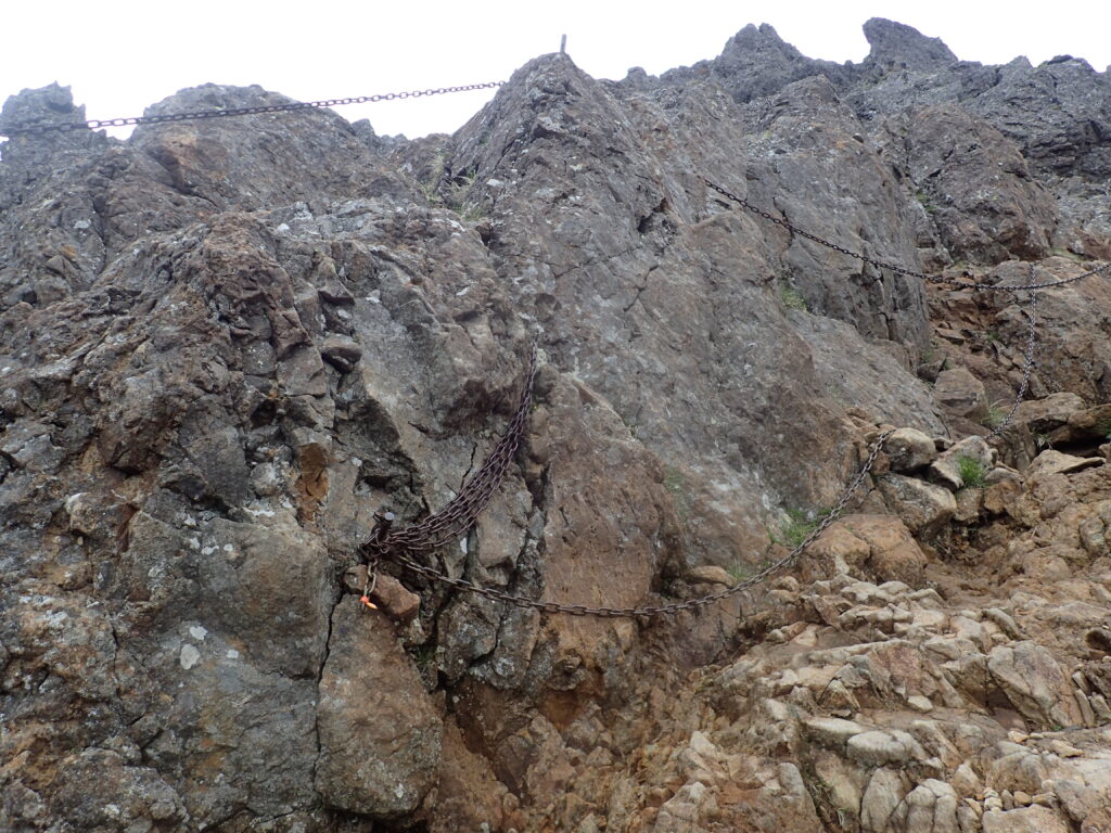 日本百名山の八ヶ岳登山をした時に撮影した赤岳へと続く岩場と鎖場