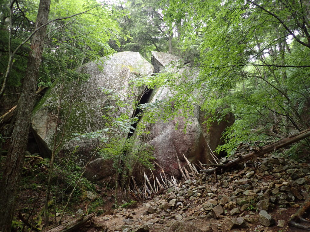 日本百名山の瑞牆山登山をした時に撮影した桃太郎岩