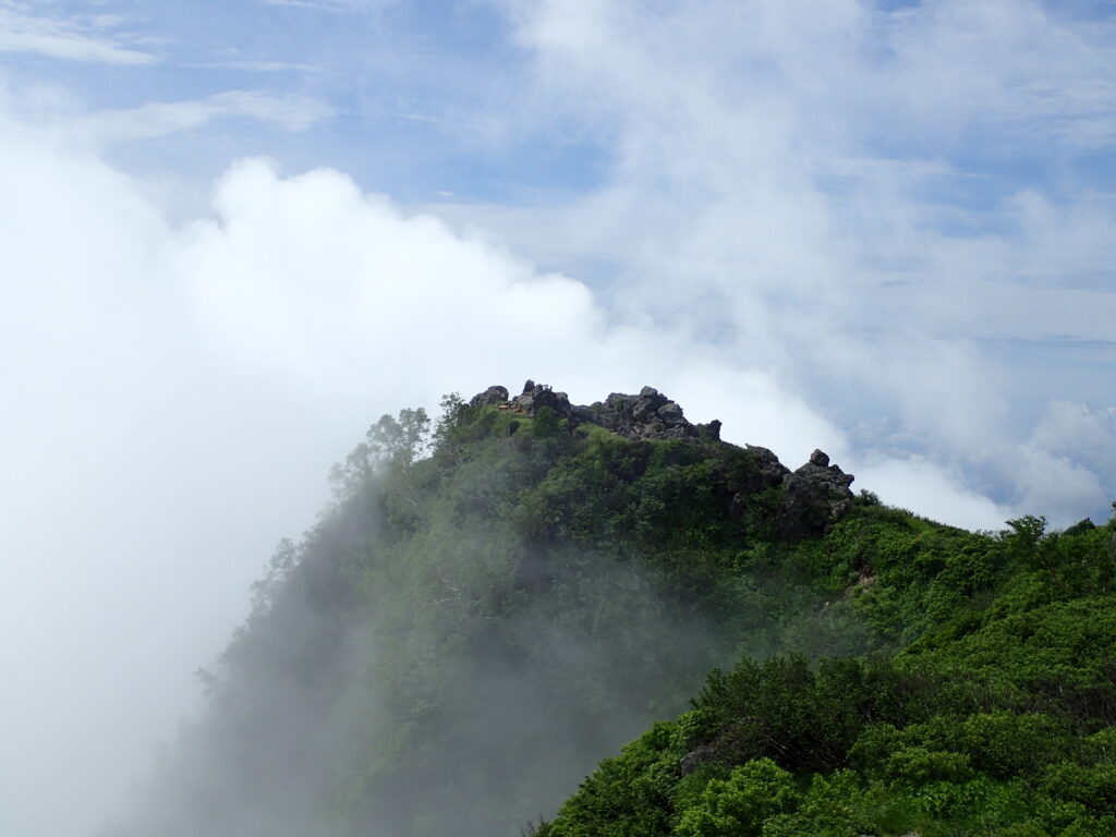 日本百名山の妙高山登山をした時に撮影した雲に覆われつつある妙高山南峰