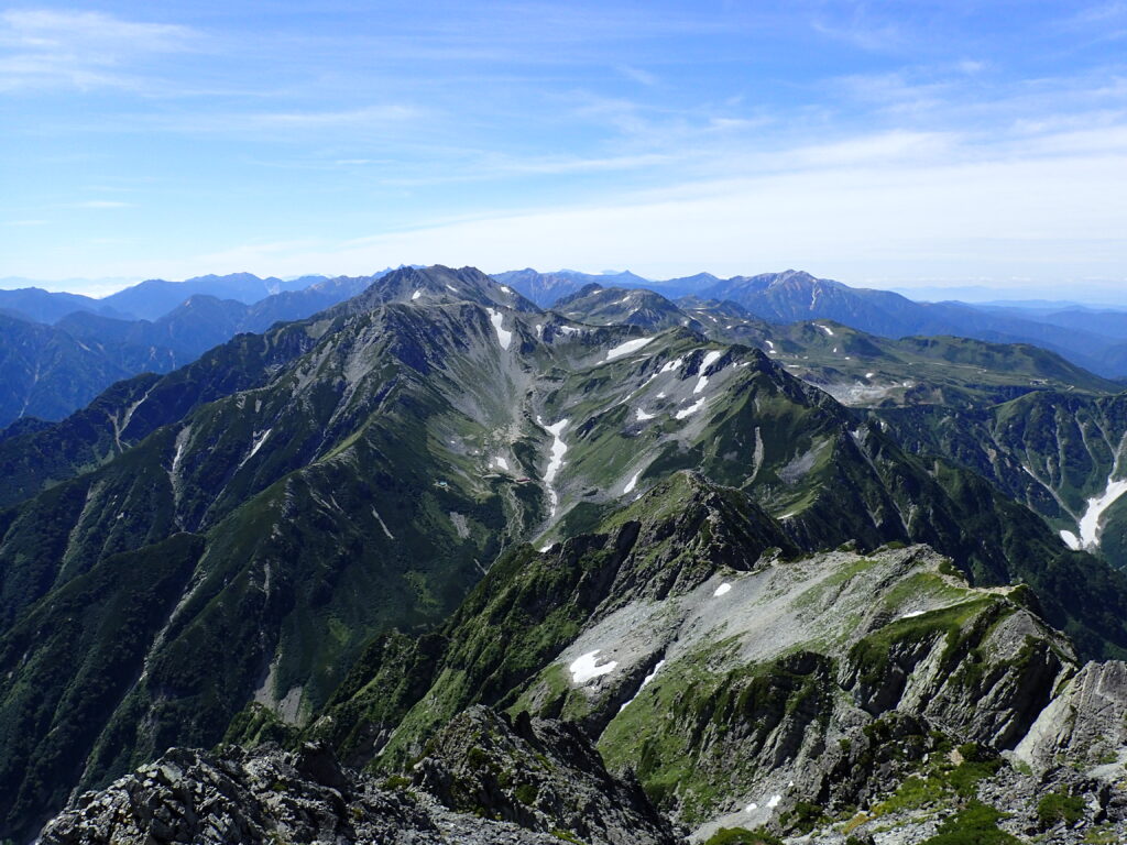 日本百名山の剱岳登山をした時に撮影した山頂からの剣沢と立山の眺め