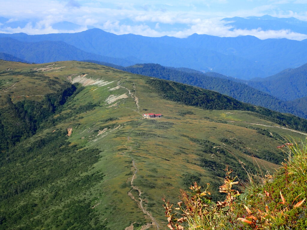 日本百名山の薬師岳登山をした時に撮影した薬師岳登山道から見おろした太郎平