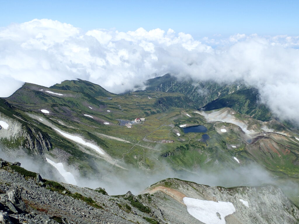 日本百名山の立山登山をした時に撮影した山頂からの室堂の眺め