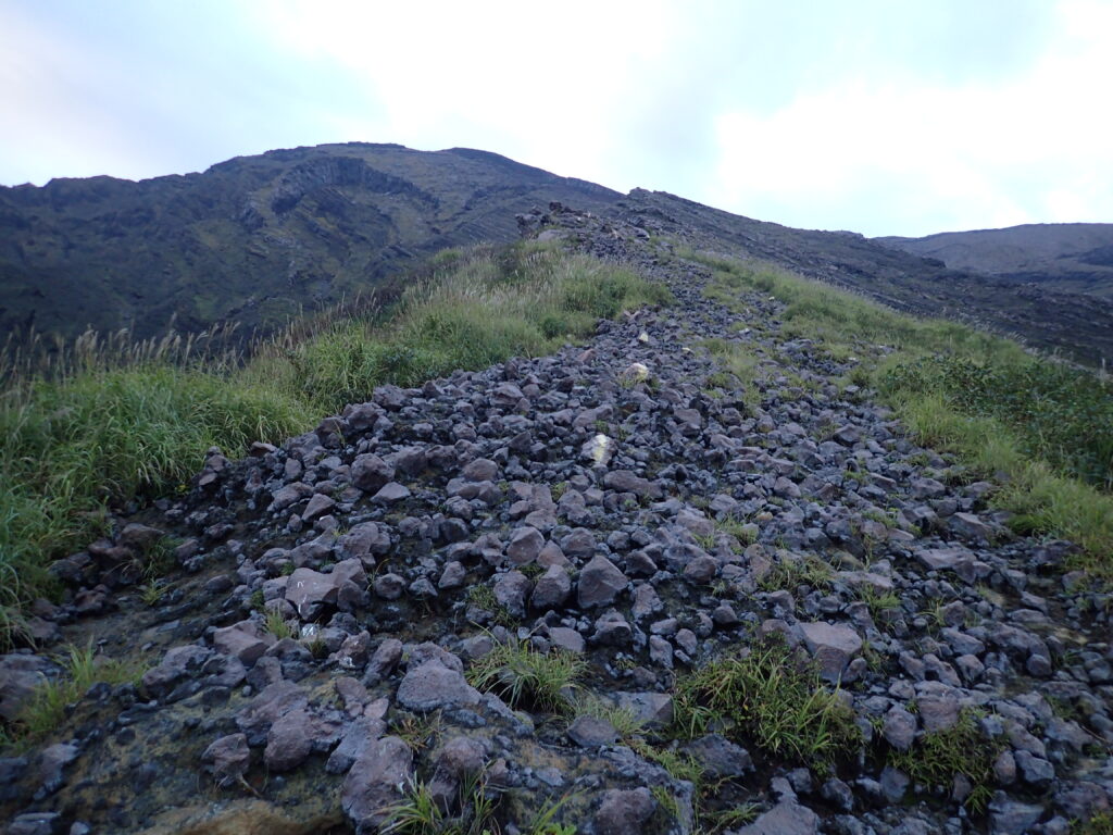 日本百名山の阿蘇山登山をしたときに撮影した阿蘇山(高岳)へと続く登山道