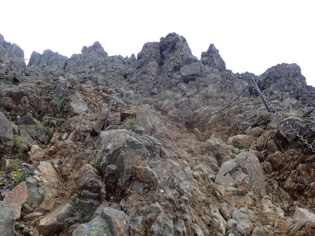 日本百名山の八ヶ岳（赤岳）を登山した時に撮影した文三郎尾根ルートの岩場・鎖場