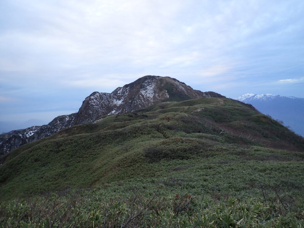 日本百名山の雨飾山登山をした時に撮影した薄っすらと雪化粧をした雨飾山山頂