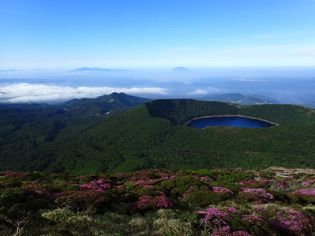 日本百名山の霧島山を登山した時に撮影したミヤマキリシマと大浪池