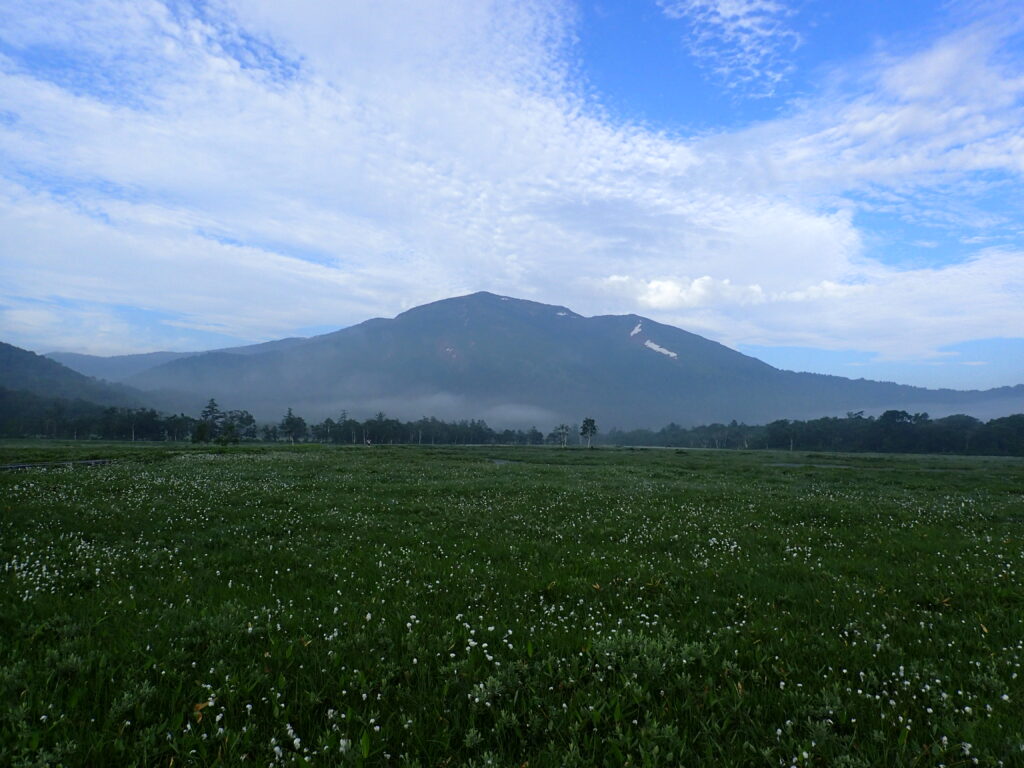 日本百名山の燧ヶ岳を登山した時に撮影した尾瀬ヶ原の向こうの燧ヶ岳