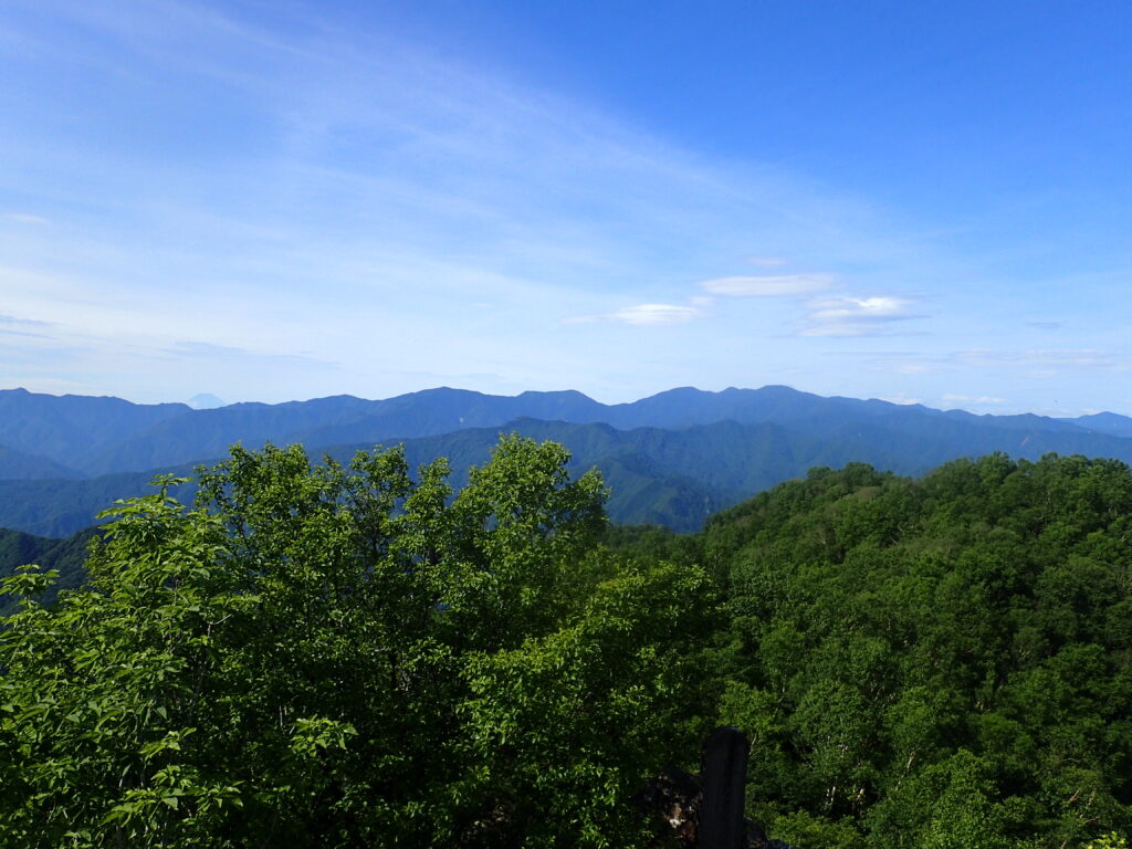 日本百名山の両神山を登山した時に撮影した稜線の眺め