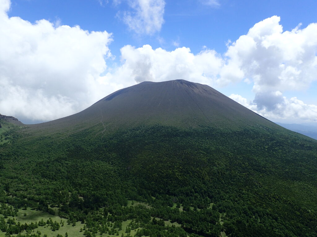 日本百名山の浅間山を登山した時に撮影した浅間山