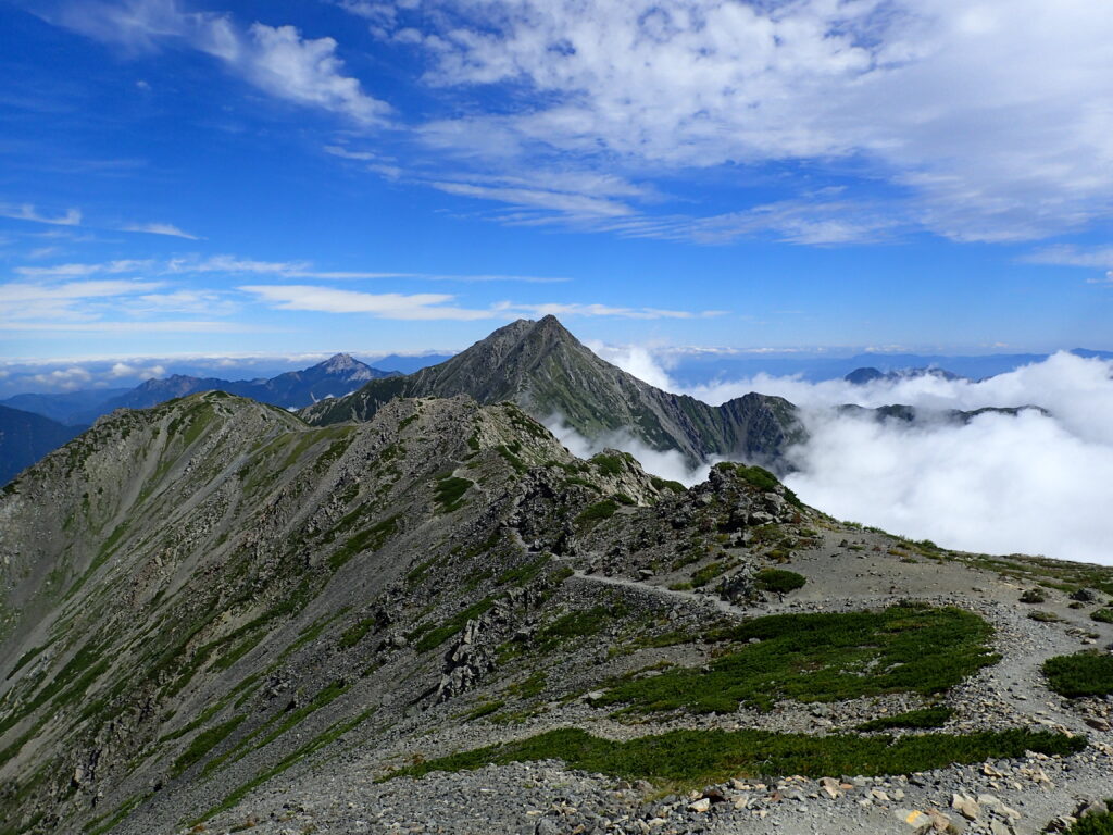 日本百名山で南アルプスの間ノ岳を登山した時に撮影した北岳