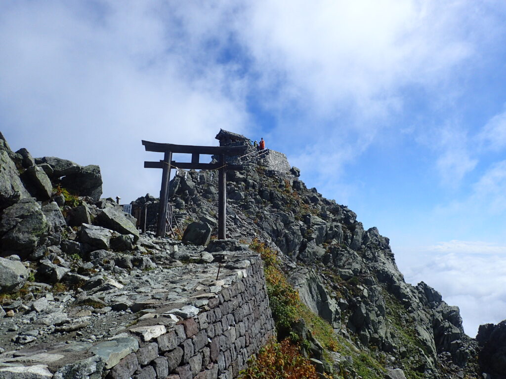 日本百名山で北アルプスの立山を登山した時に撮影した日本三霊山の雄山神社