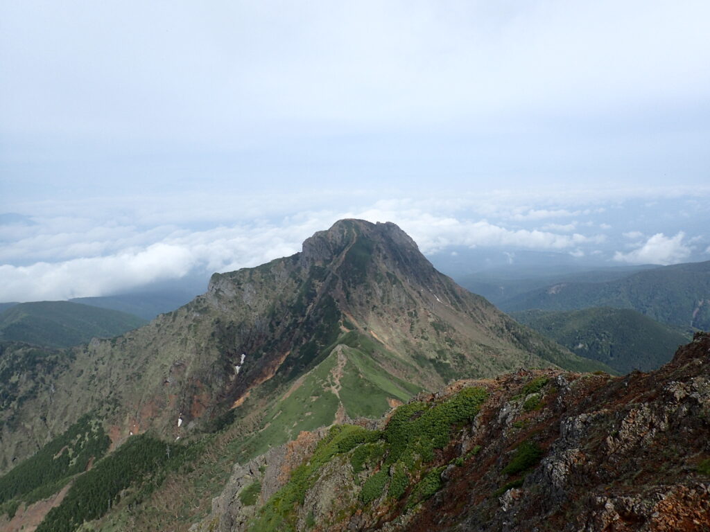 日本百名山の八ヶ岳の赤岳を登山した時にオリンパスの防水デジタルカメラタフで撮影した阿弥陀岳