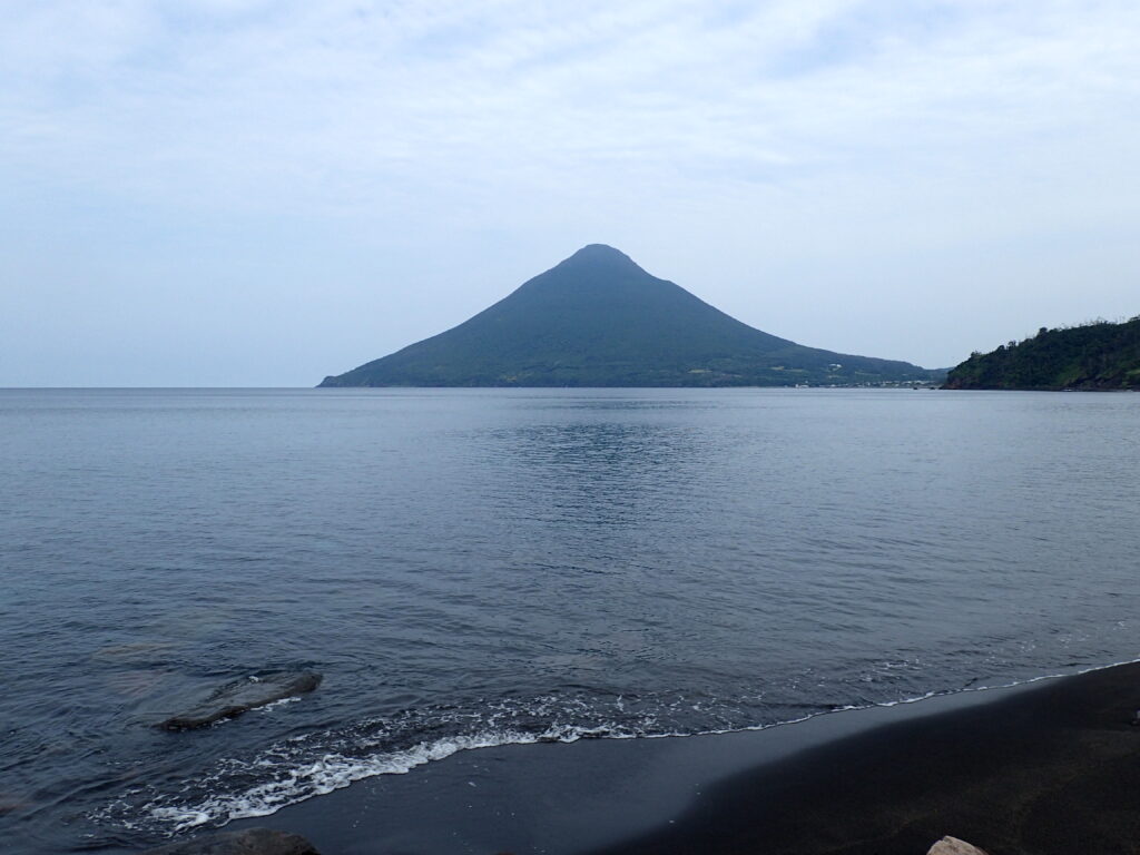 九州にある日本百名山の開聞岳を登山した後に長崎鼻から撮影した海の向こうの開聞岳