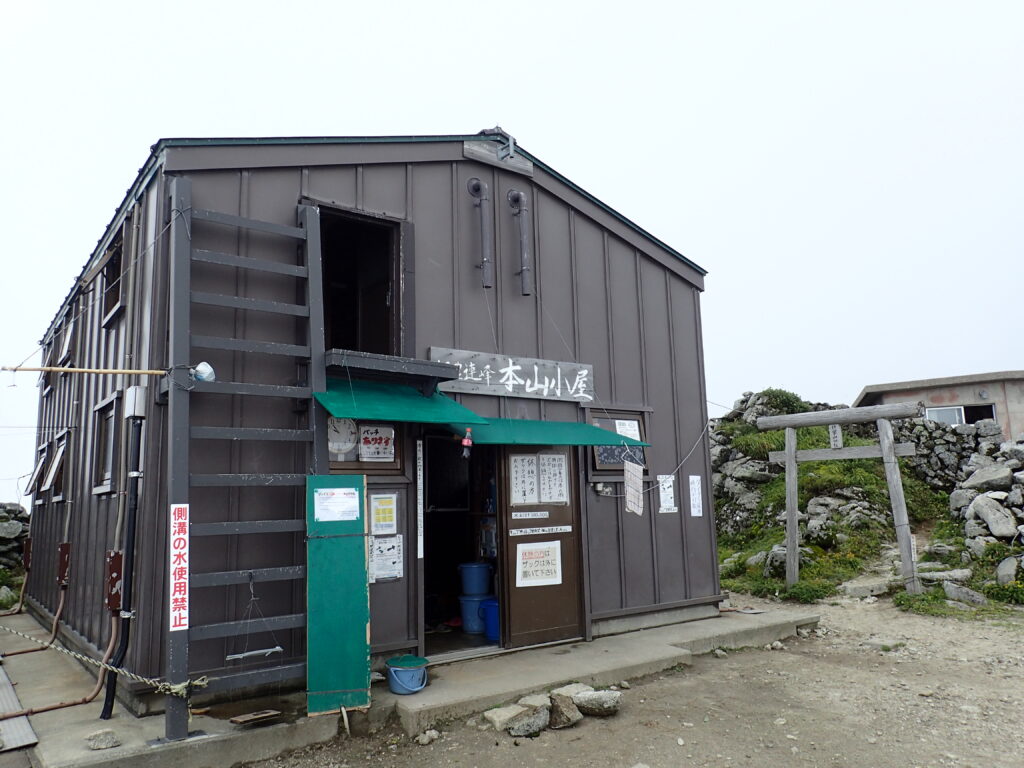 日本百名山の飯豊山を登山した時に撮影した飯豊連山本山小屋