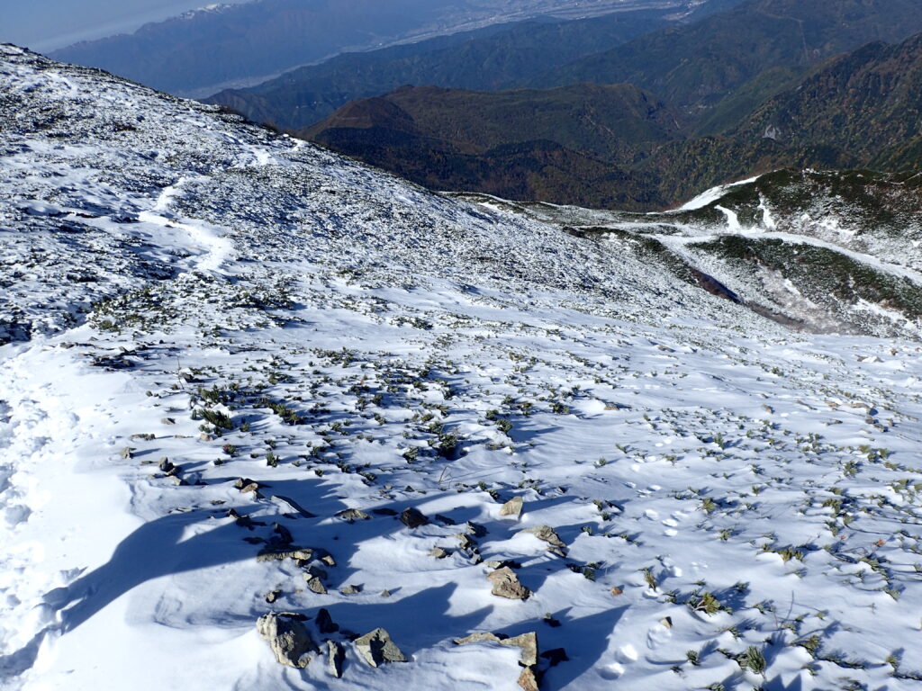 日本百名山で南アルプスの仙丈ヶ岳を登山した時に撮影した雪化粧した稜線