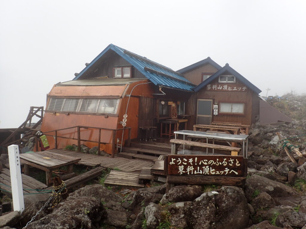日本百名山の蓼科山を登山した時に撮影した蓼科山頂ヒュッテ