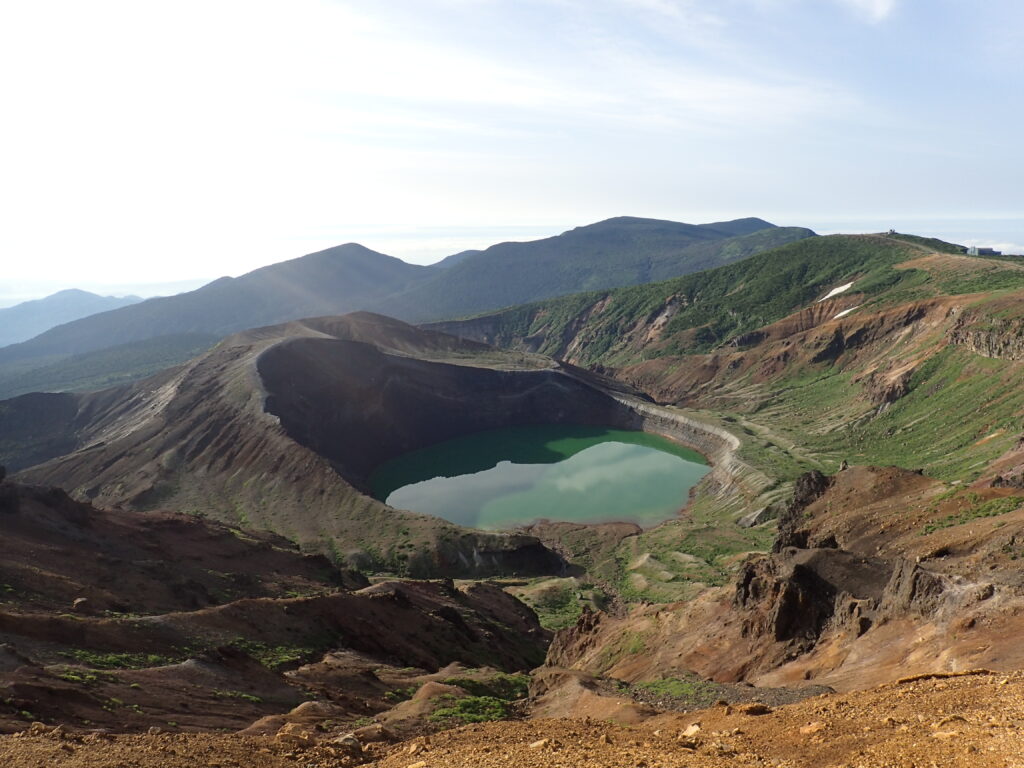 日本百名山の蔵王山を登山した時に撮影した火口湖の御釜