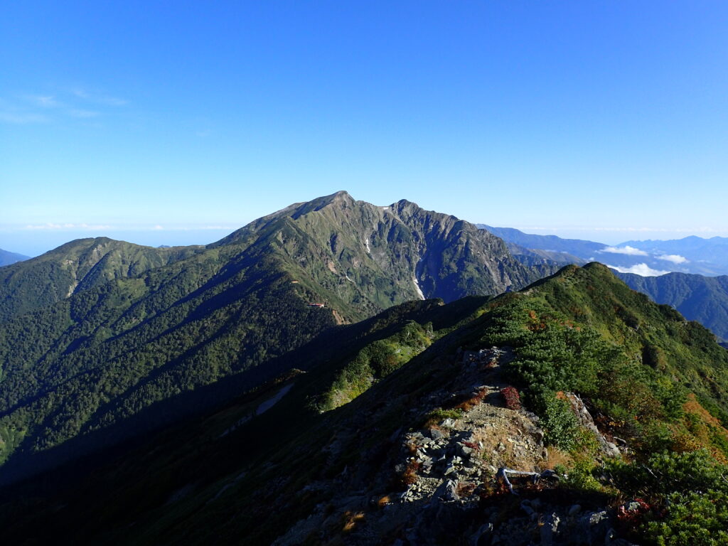 日本百名山で北アルプスの鹿島槍ヶ岳を登山した時に撮影した山頂方向