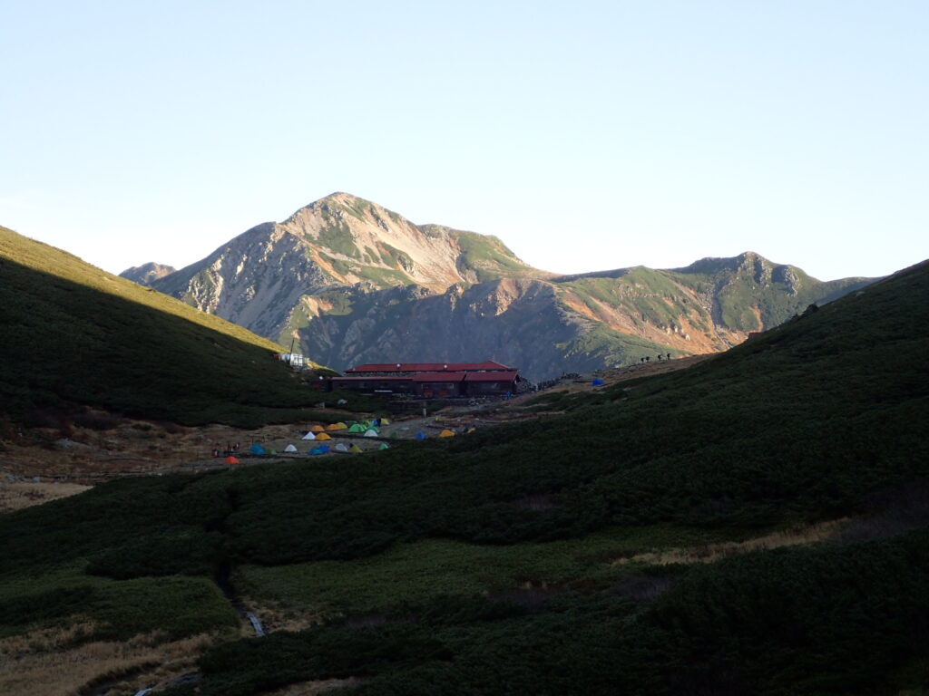 日本百名山で北アルプスの鷲羽岳を登山した時に撮影した双六小屋の向こうに鷲羽岳