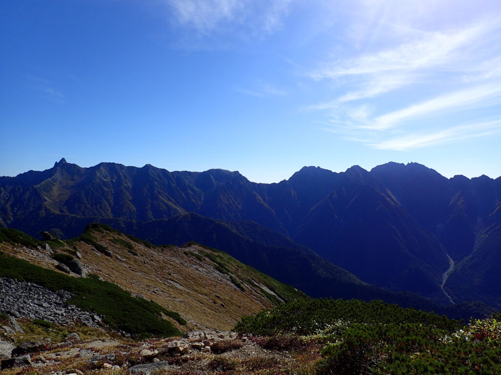 日本百名山で北アルプスの笠ヶ岳を登山した時に撮影した槍ヶ岳、大キレット、穂高岳の稜線