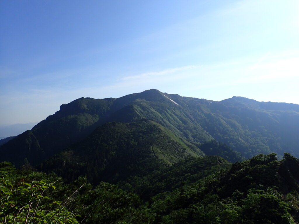 日本百名山の武尊山を登山した時に撮影した剣ヶ峰山から振り返った武尊山