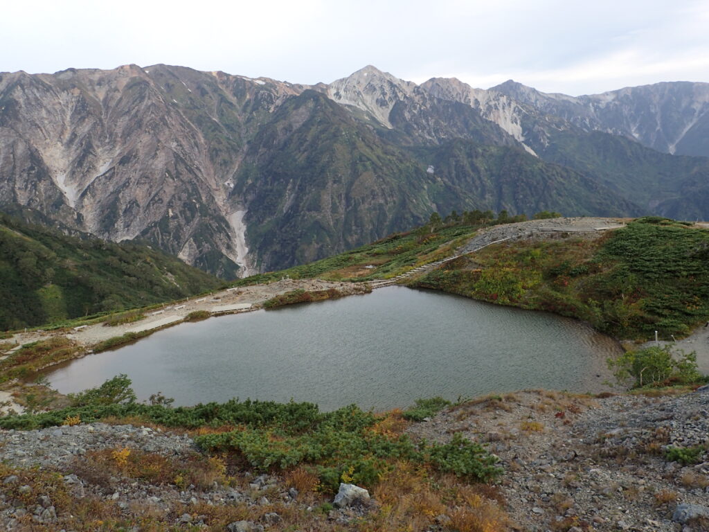 日本百名山の五竜岳を登山した時に撮影した八方池と白馬三山