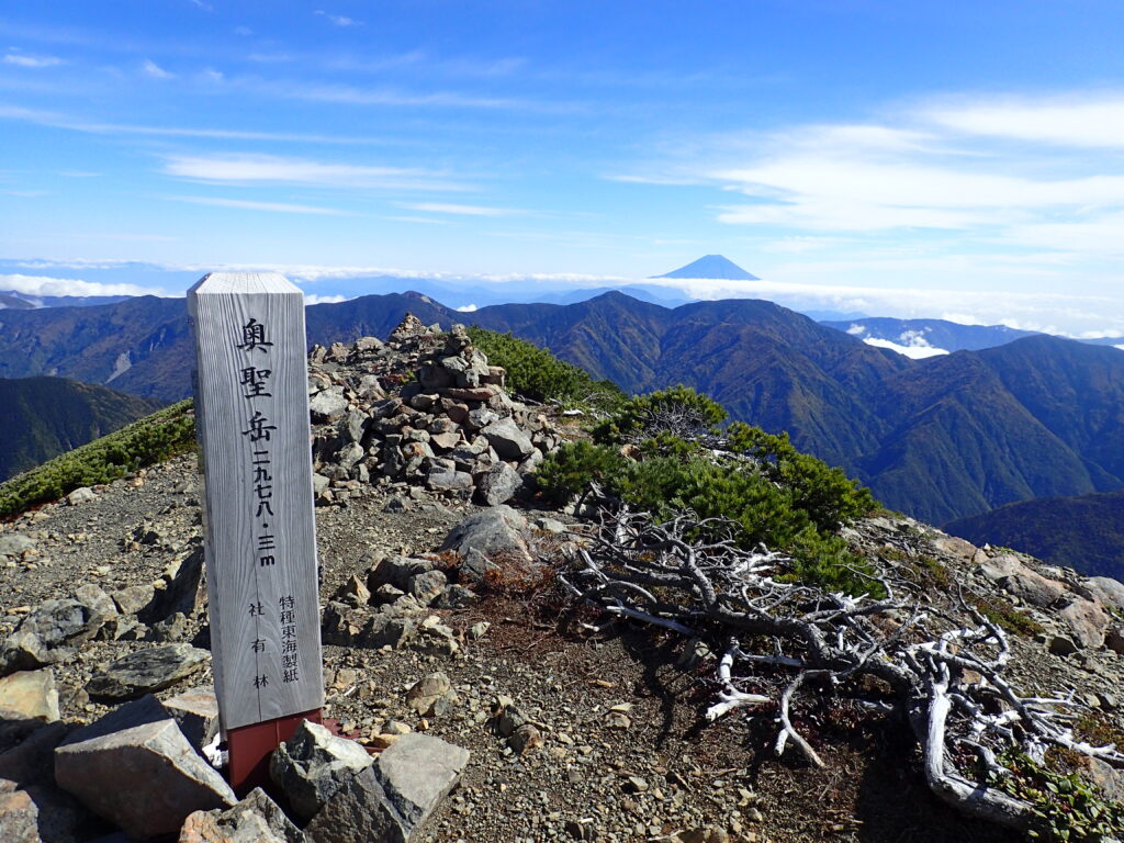 日本百名山で南アルプスの聖岳を登山した時に撮影した奥聖岳からの富士山