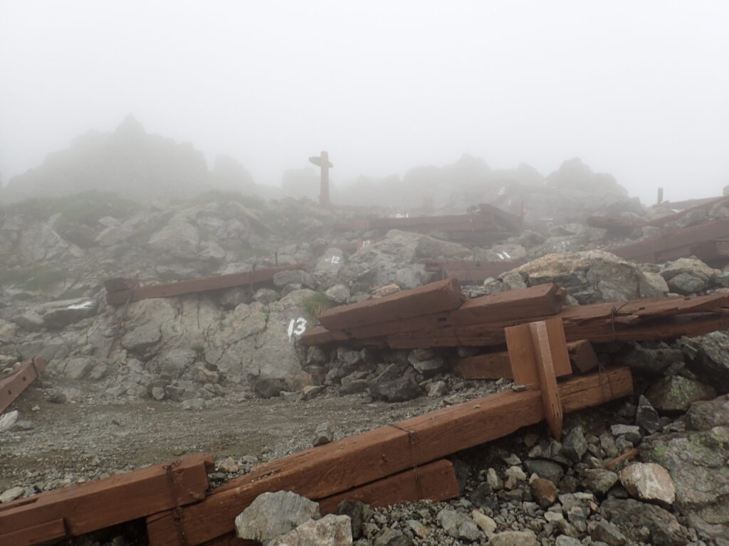 日本百名山の槍ヶ岳を登山した時に撮影した霧におおわれたテント場