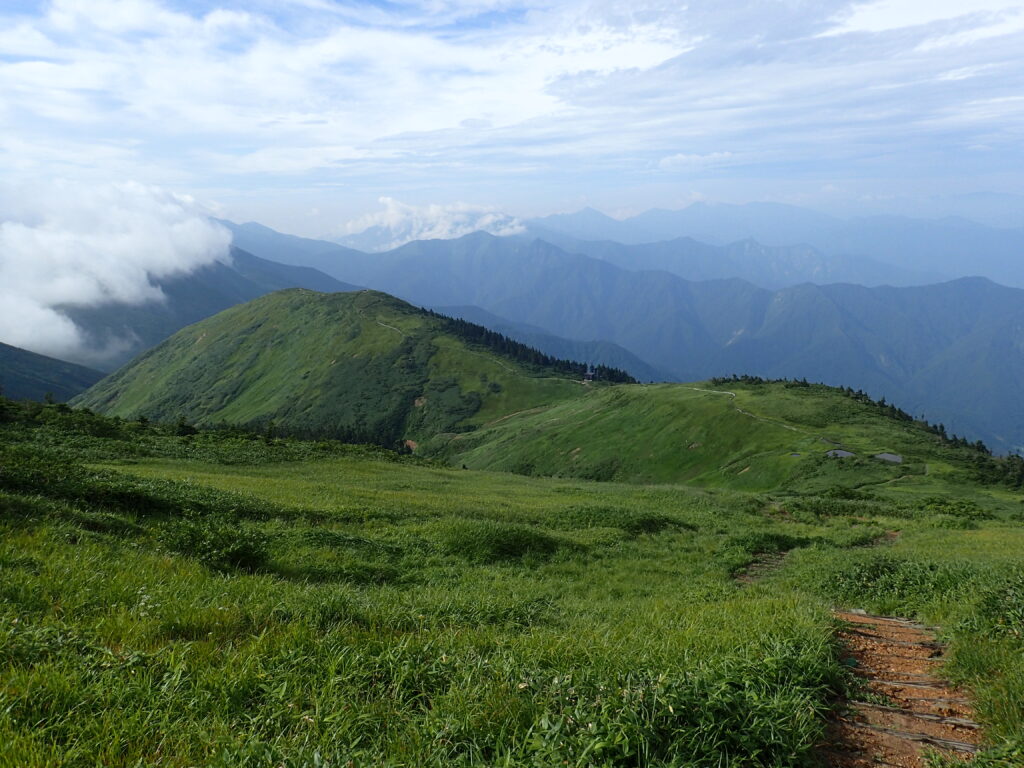 日本百名山の巻機山を登山した時に撮影した尾根に続く登山道